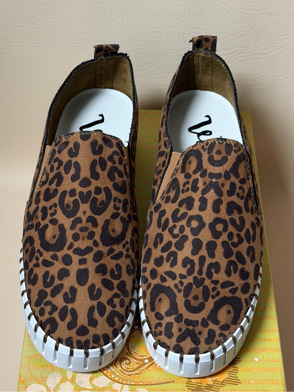 Very G Women's Sandra Leopard Print Slip-On
Shoes Size8 - Picture 3 of 6